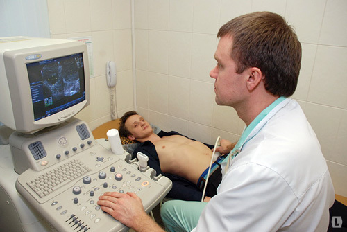 Проведение ультразвуковой диагностики у пациента, фото